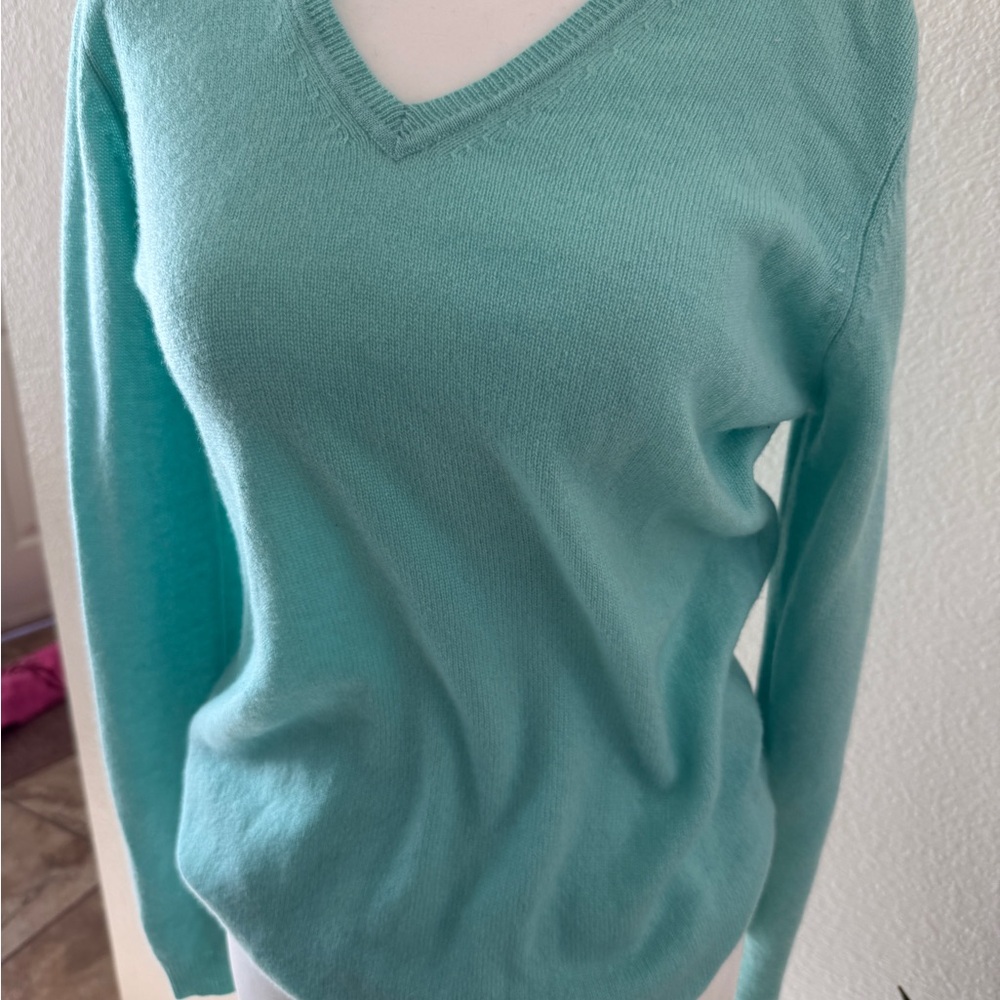 100% Cashmere V-Neck Sweater - light blue - Picture 3 of 8